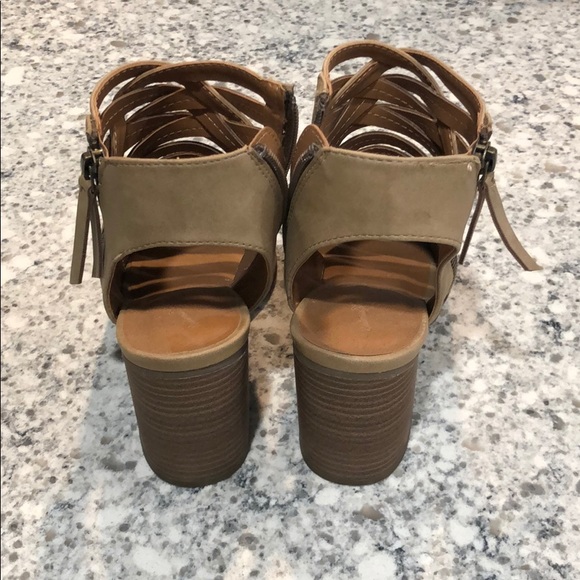 Open toed strappy tan shoes w/ chunky heel size 7 - Picture 3 of 4